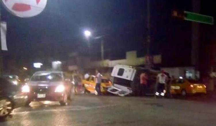 Vuelca ambulancia de Chiapas en Villahermosa tras ser golpeada por conductor ebrio 