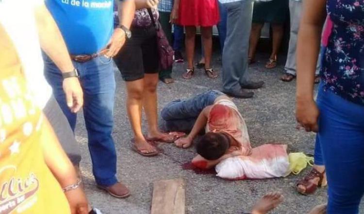 Combi de pasajeros embiste a motociclistas en Paraíso; mata a uno