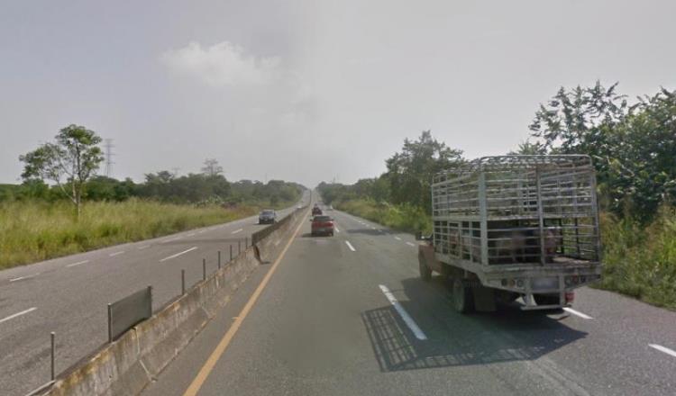 Vuelca auto tras impactarse con el muro de contención en carretera a Macuspana