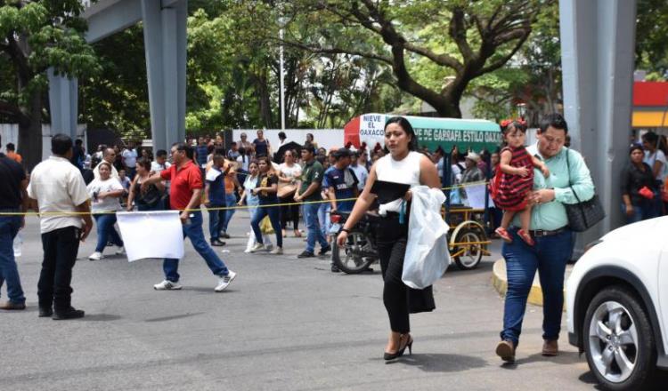 Imagen del Día: Contraste de escenarios durante la protesta de padres en la UJAT