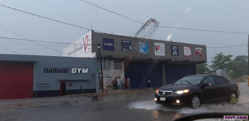 Tromba deja daños y caos vial en Villahermosa