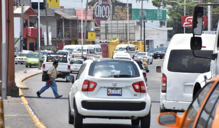 Imagen del Día: Torean vehículos por la calle evitando usar el puente peatonal