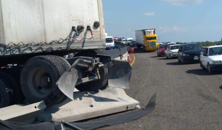Accidente de trailer retrasa la circulación del aeropuerto hacia Villahermosa