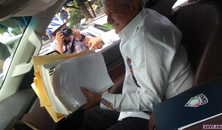Maestros hacen caravanas a AMLO; ‘se va a cancelar la Reforma Educativa’, les responde