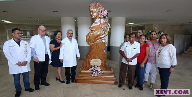 Donan escultura al Hospital de La Mujer