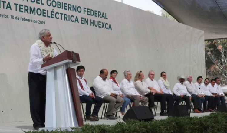 Entre protestas, promete AMLO consulta para termoeléctrica en Morelos