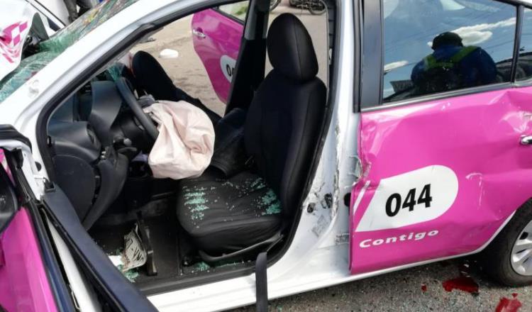 Se despedaza taxi Rosa tras choque en carretera La Isla