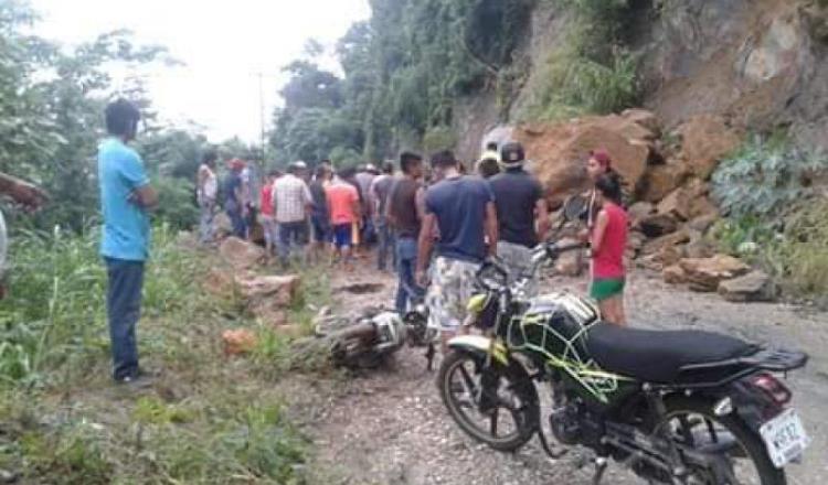 Joven resulta lesionado por desgajamiento de cerro en Tacotalpa