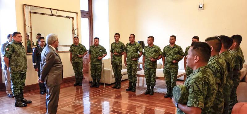 Se reúne AMLO con soldados desarmados en La Huacana
