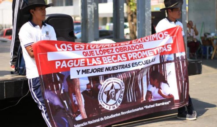 Protestan estudiantes por becas Benito Juárez