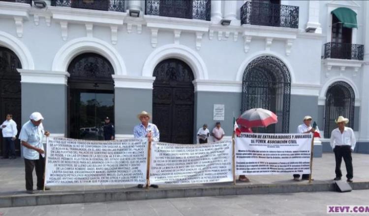 Ex trabajadores de Pemex recabarán firmas para enviarlas a AMLO; solicitarán reembolso de cuotas sindicales