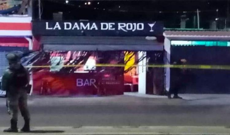 Sujetos armados entran a un bar en Salina Cruz y matan a cuatro