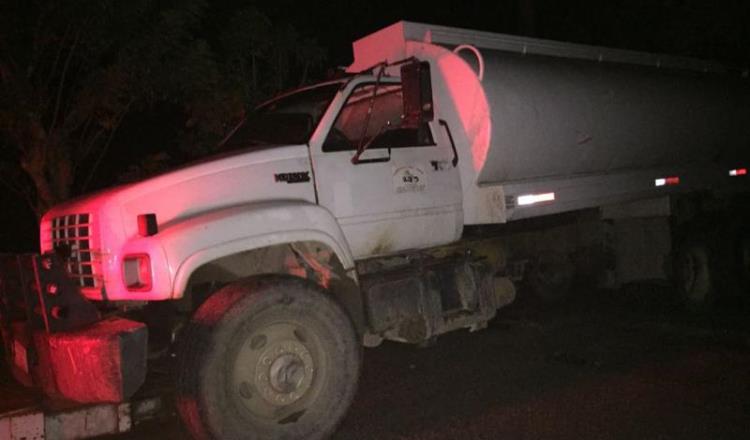 Resguarda Policía Federal pipa abandonada con combustible en la Cárdenas-Coatzacoalcos
