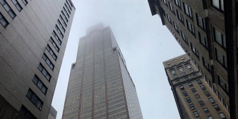 Helicóptero se estrella en rascacielos de Manhattan; hay un muerto