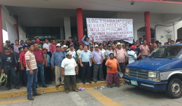 Amagan trabajadores del Ayuntamiento de Centla con parar labores ante incumplimiento de pagos