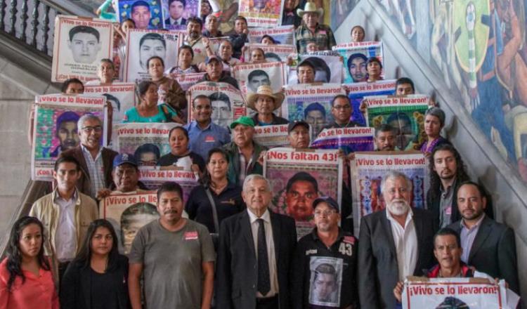 AMLO se compromete a que Ejército entregue información sobre caso Ayotzinapa