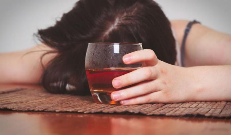 Mujeres sufren más de alcoholismo pero hombres piden más ayuda