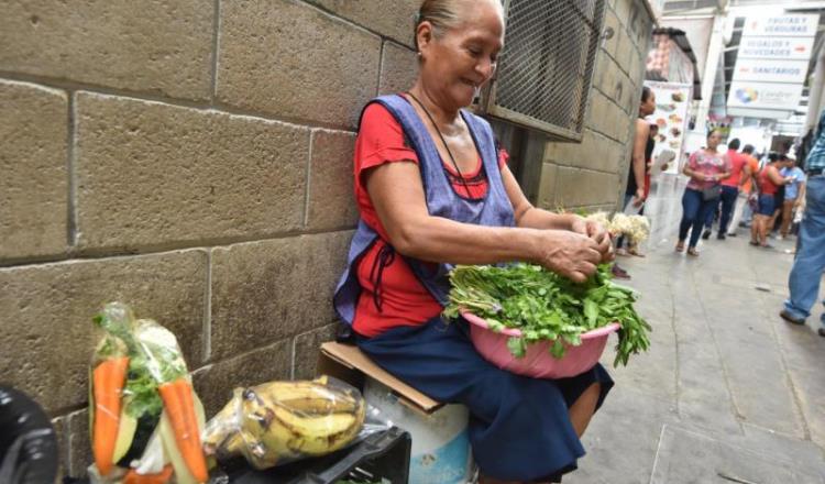 Imagen del Día: Doña Chelina, media vida trabajando en los pasillos del mercado Pino Suárez