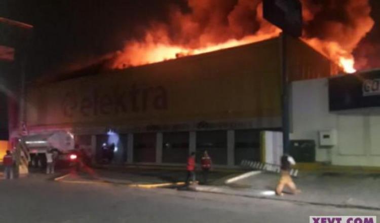 Se incendia tienda Elektra en Cárdenas