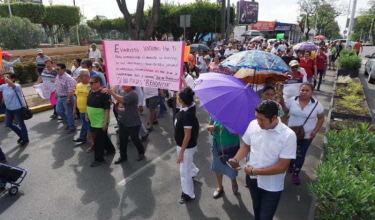 Marchan ciudadanos exigiendo renuncia de Evaristo; no les alcanzó el dinero, responde edil