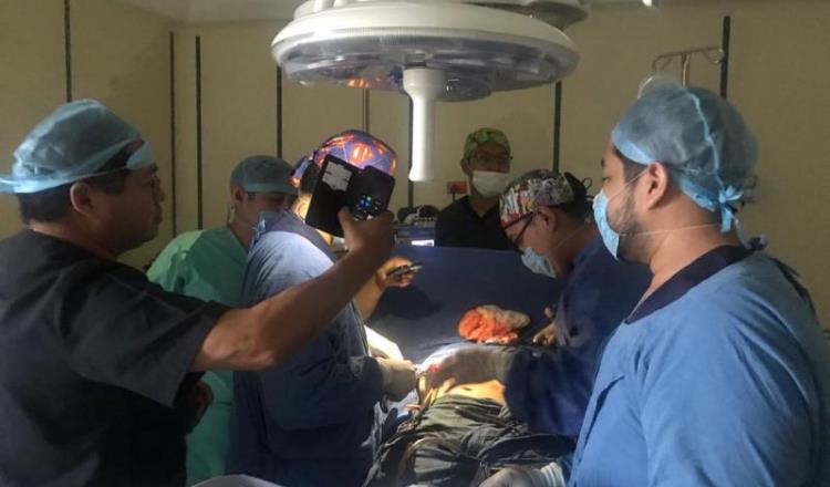 Operan a paciente con luz de celular… en el hospital Rovirosa