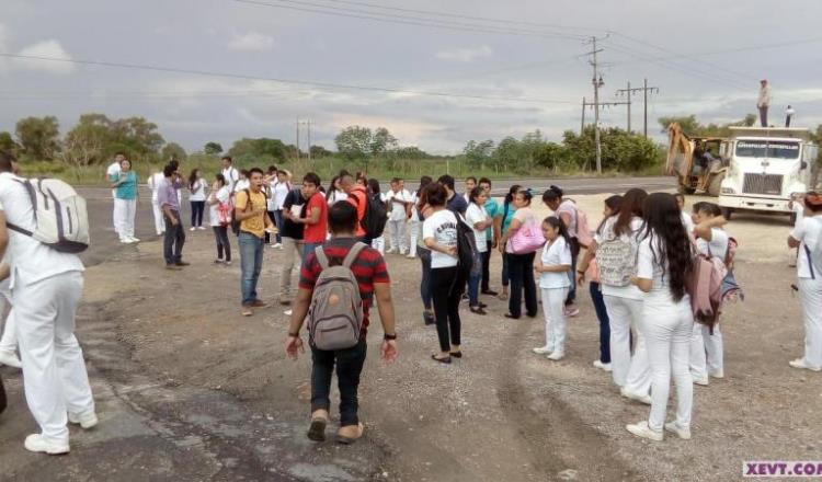 Cierran estudiantes de la Universidad Intercultural carretera Villahermosa-Frontera
