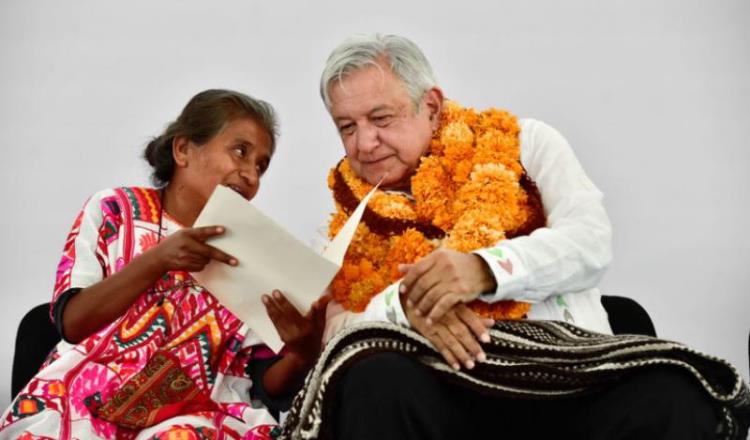 Envía López Obrador a la Cámara de Diputados iniciativa para elevar a rango constitucional pensión y becas
