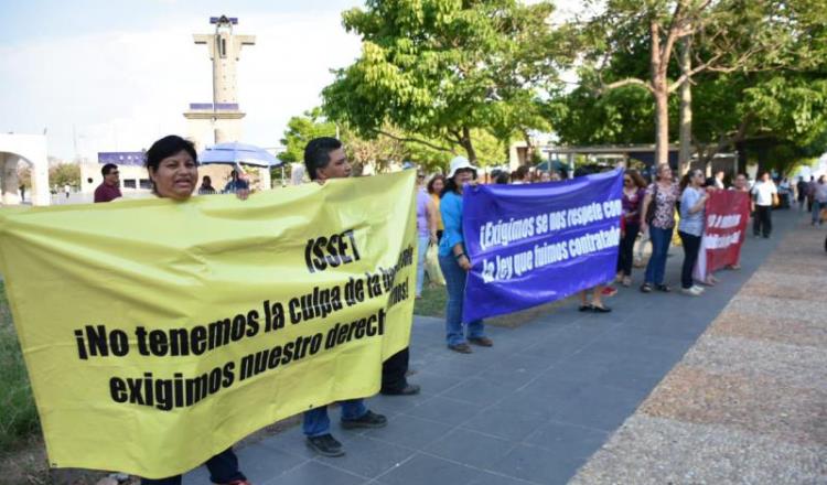 Protestan maestras contra ISSET por no dejar jubilarse