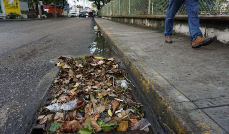 Imagen del Día: Falta de cultura deja alcantarillas llenas de basura y calles inundadas
