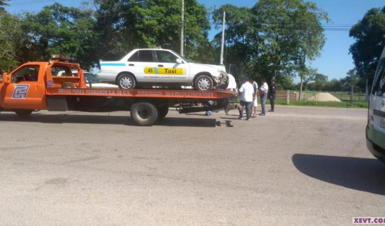 Se impacta taxi contra pipa de agua en Nacajuca