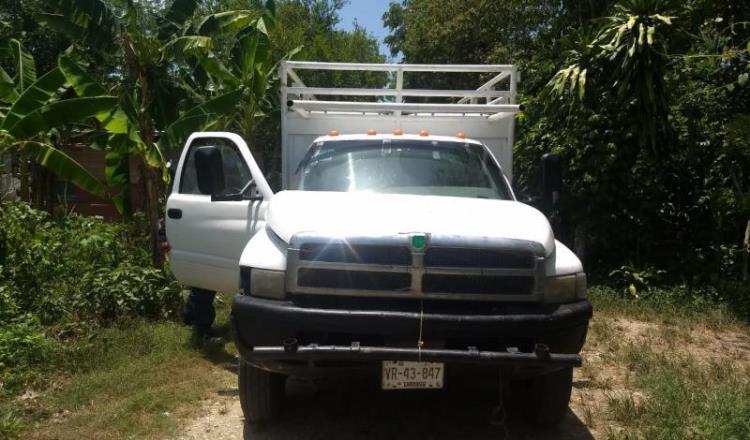 Abandonan camioneta con 4 mil litros de hidrocarburo en la ranchería González