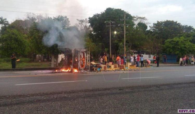 Vuelca camioneta y se incendia en la Villahermosa-Frontera 