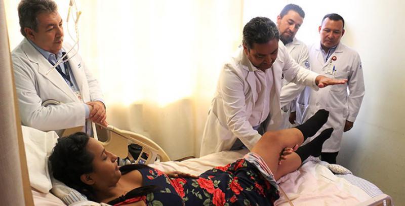 Médicos del Rovirosa reconstruyen columna a paciente venezolana