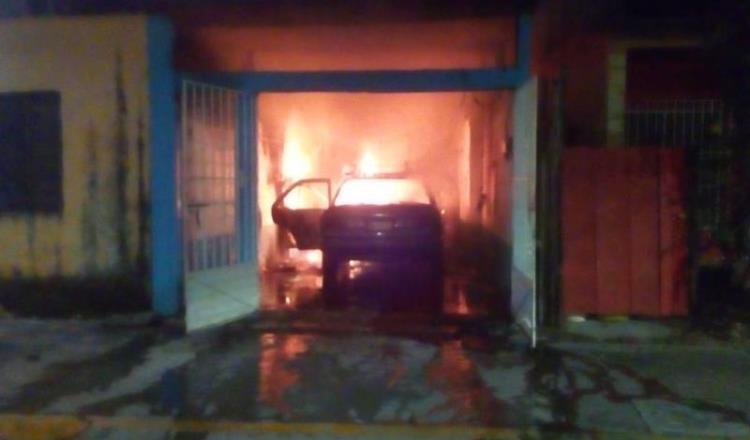 Se incendia auto… en Centla