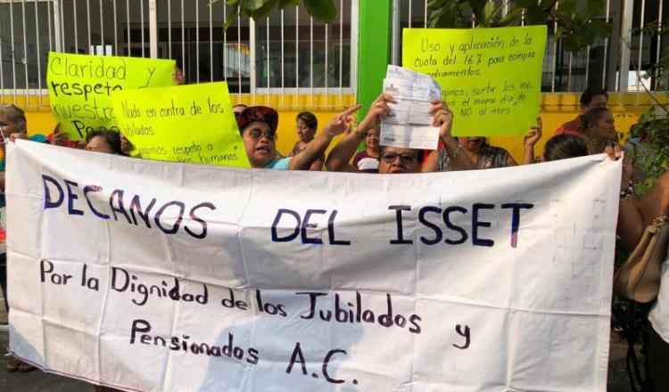 Protestan jubilados y pensionados del ISSET por desabasto de medicinas