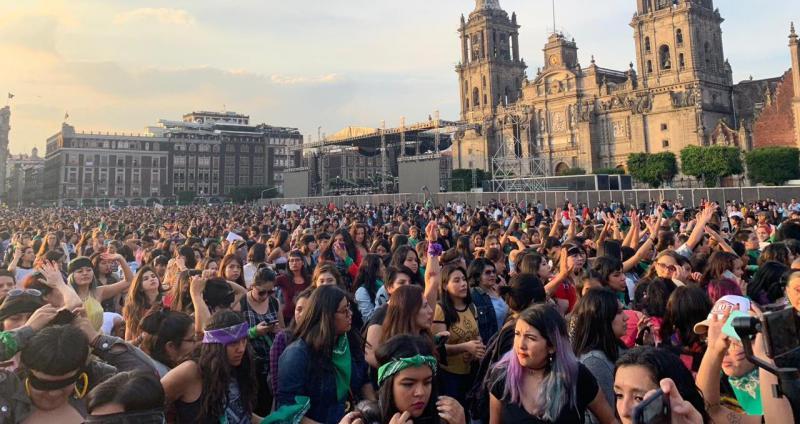 Realizan colectivos de mujeres performance #UnVioladorEnTuCamino en la Ciudad de México
