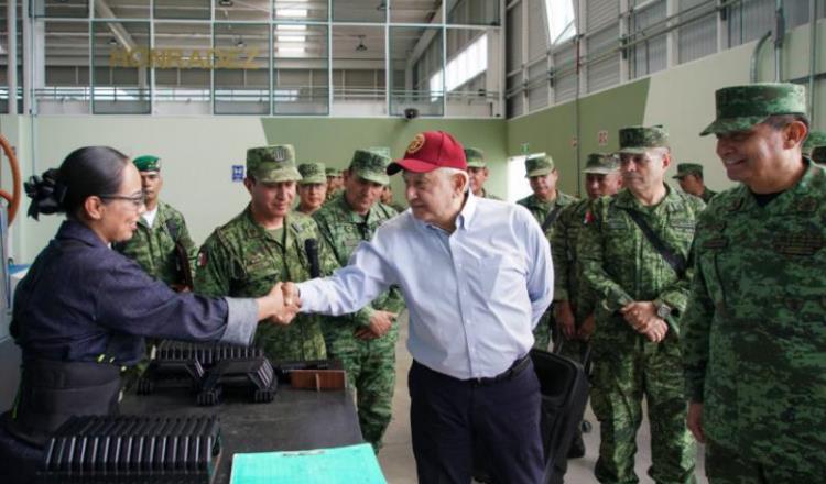 Visita Andrés Manuel complejo militar donde se fabrican armas y unidades para el Ejército Mexicano