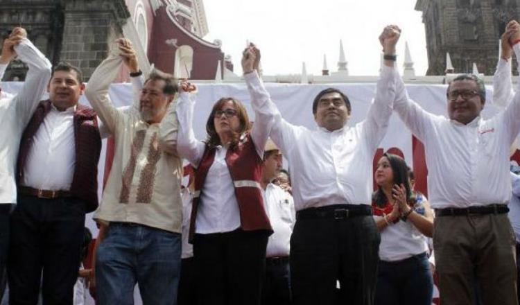 Simpatizantes de Morena marchan contra la elección en Puebla