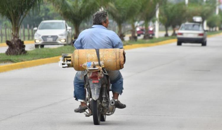 Imagen del día: Hombre bomba al volante por las calles de Villahermosa