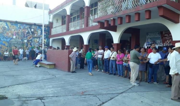 Continúa paro de labores de trabajadores en Cunduacán