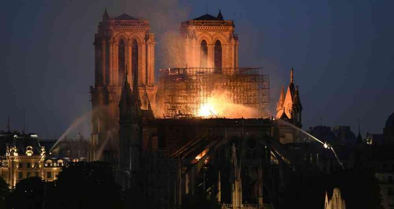 Millonarios que prometieron donaciones para Notre Dame, no han dado un centavo 