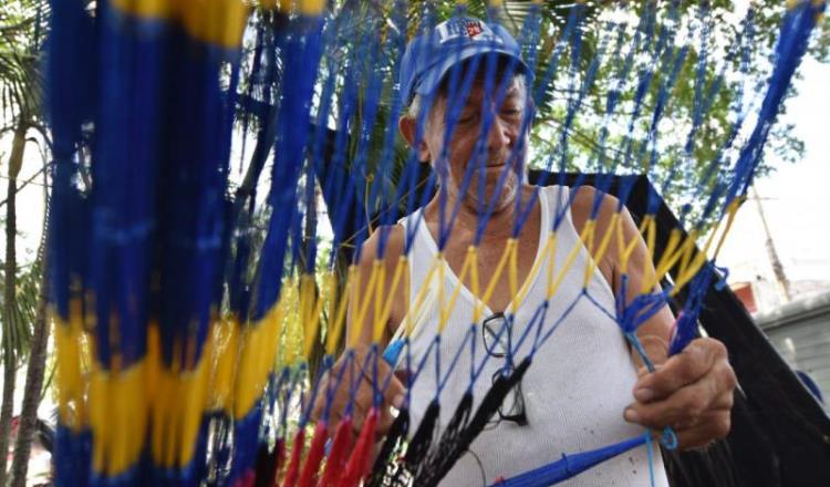Imagen del Día: Incansable a sus 73 años, lleva dos décadas reparando hamacas