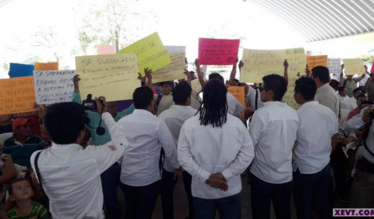 Postgraduados demandan al gobierno desalojo de sus invadidas instalaciones