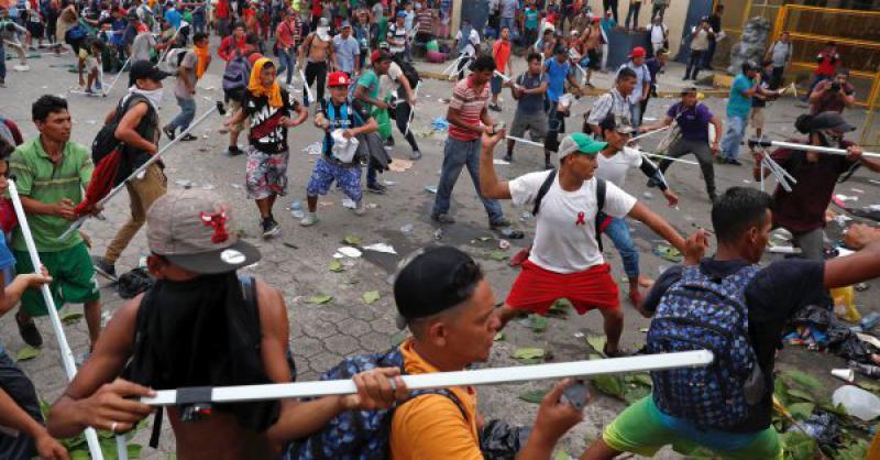 Migrantes se enfrentan con policías y rompen cerco de la frontera entre Guatemala y México