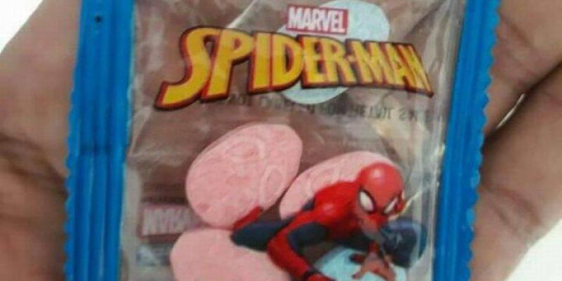Niño lleva heroína a la escuela en bolsita de Spiderman en EEUU