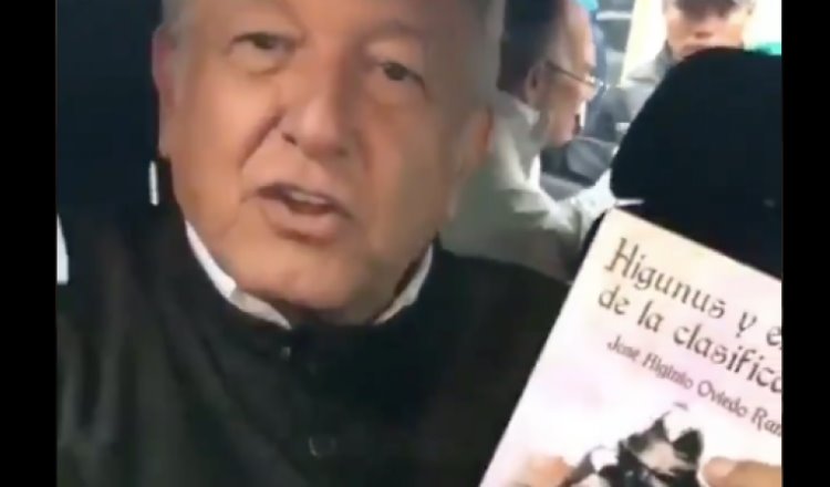 Viralizan video de AMLO recibiendo un libro y tejocote