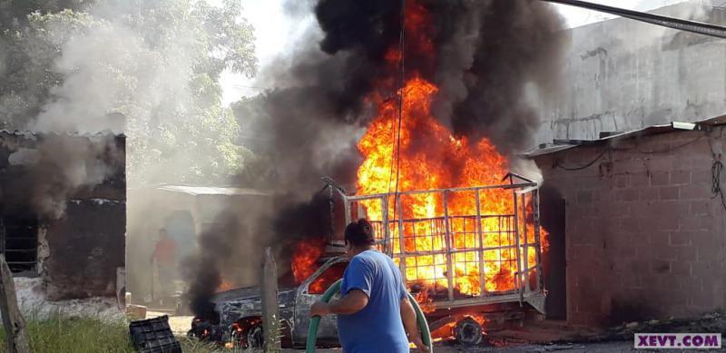 Arde depósito de clandestino de combustible… en Río Viejo