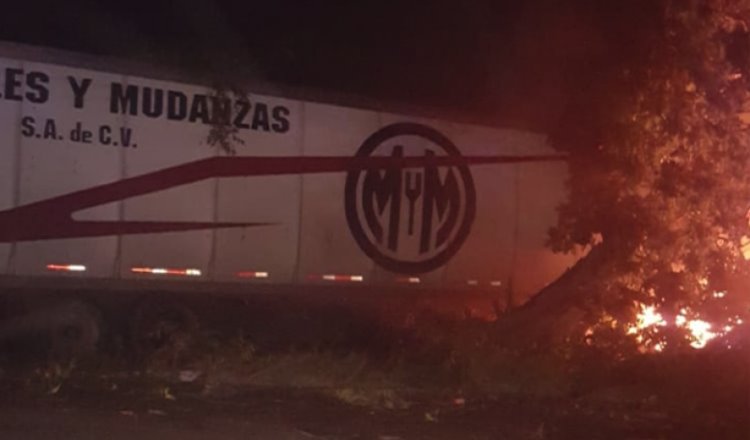 Se calcina trailero, tras chocar su unidad en la Villahermosa-Cárdenas