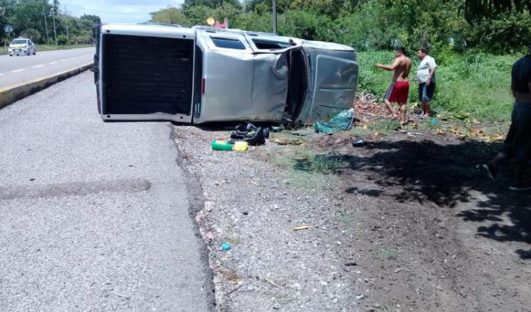 Vuelca camioneta a la altura de Felipe Carrillo Puerto, Centla