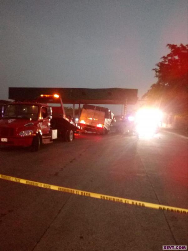 Muere hombre al chocar camioneta en la Vía Corta Cunduacán
